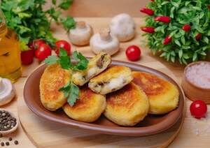 Зрази з моцарелою та грибами