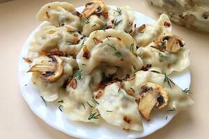 Вареники з картоплею, цибулею та грибами