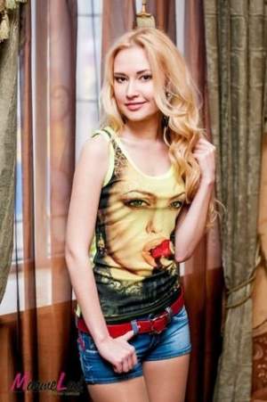 Майка Анжелина Джоли в желтом цвете