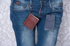 Джинсы Dsquared с книгой